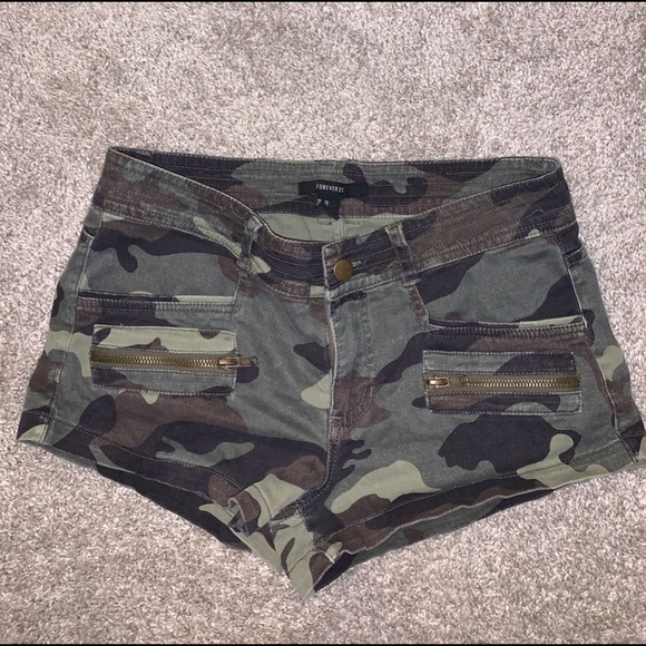 Forever 21 Green & Black Camouflage Jean shorts size 26 - Picture 3 of 9
